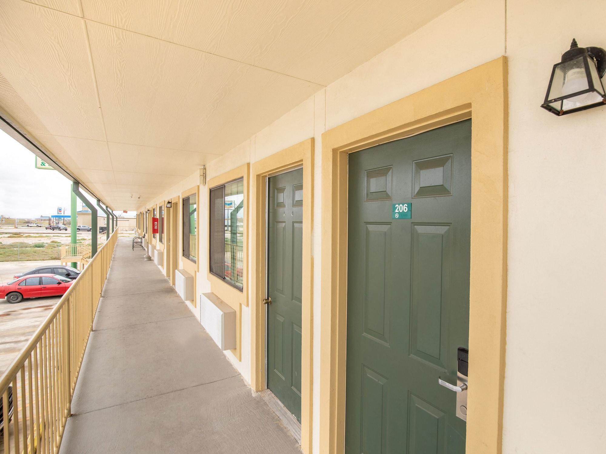 Oyo Garden Inn And Suites Pearsall I-35 East Ngoại thất bức ảnh