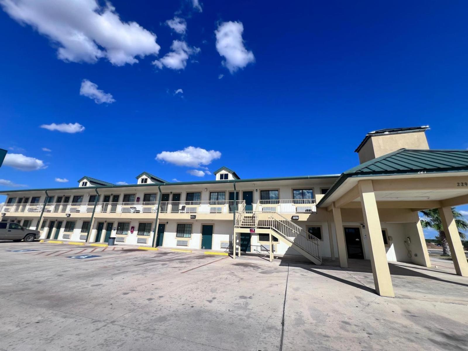 Oyo Garden Inn And Suites Pearsall I-35 East Ngoại thất bức ảnh